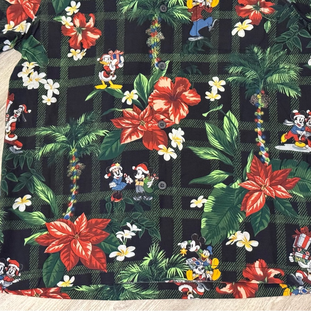 NEW Disney Parks x Tommy Bahama Holiday Christmas Hawaiian Shirt Size M NWT - Picture 9 of 16